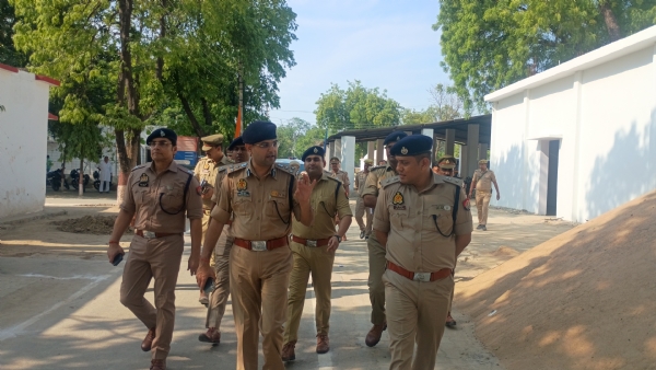 पुलिस अधीक्षक डॉ कौस्तुभ से कानून व्यवस्था की जानकारी लेते हुए