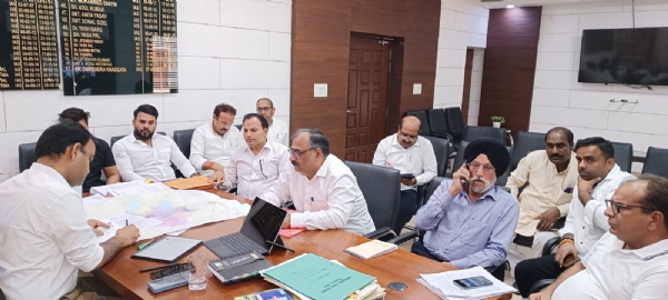 बडख़ल विधानसभा के पार्षदों के साथ विभिन्न मुद्दों पर बैठक में विस्तार से चर्चा करते हुए निगम कमिश्नर धीरेंद्र खडग़टा