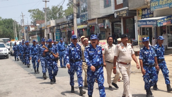 रोड़ी थाना क्षेत्र में रूट मार्च करती रैपिड एक्शन फोर्स की टीम।