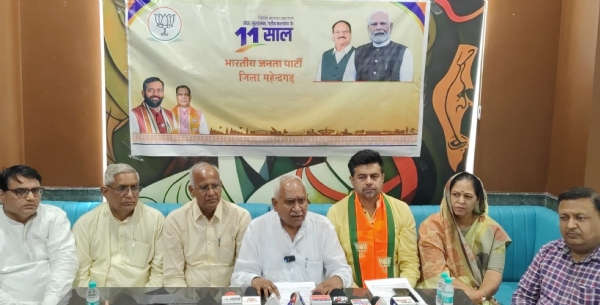 प्रेस वार्ता में मौजूद नारनौल के विधायक ओम प्रकाश यादव तथा महेंद्रगढ़ के विधायक कंवर सिंह यादव।