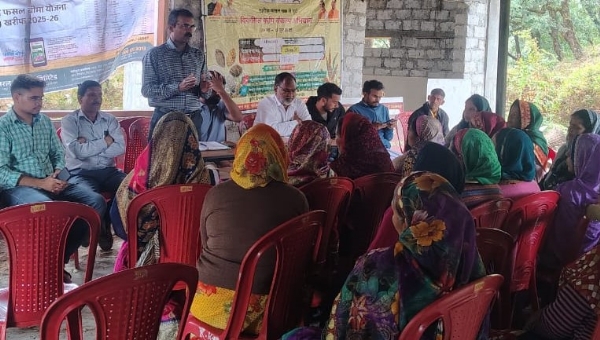 पोखरी के किसानों को वैज्ञानिक कृषि की जानकारी देते हुए।