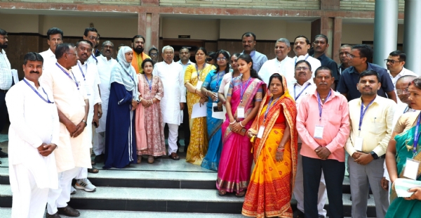 मुख्यमंत्री नीतीश कुमार पंचायती राज  व्यवस्था के तहत ग्राम पंचायत समिति एवं जिला परिषद् के प्रतिनिधियों के शिष्टमंडल के साथ बैठक करते
