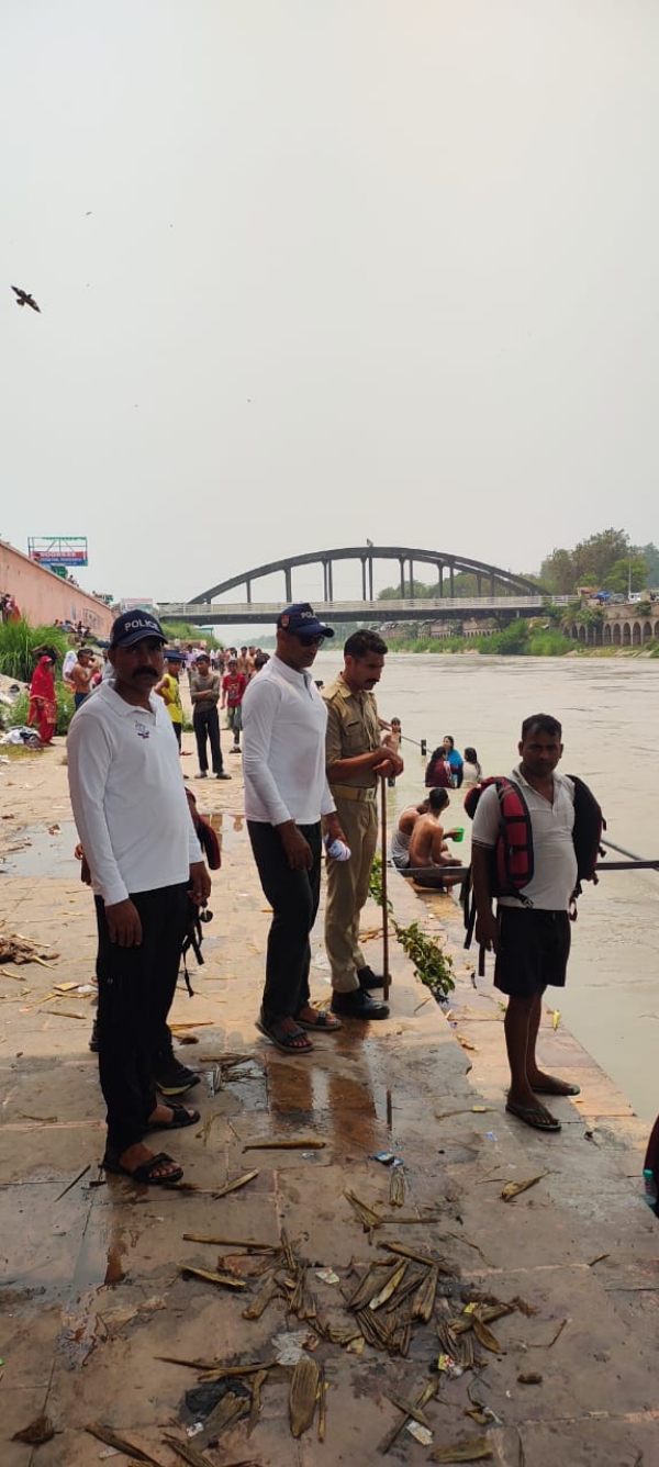 पवित्र गंगा घाट पर तैनात कलियर थाना पुलिस और आपदा राहत दल की टीम — युवकों की गतिविधियों पर नजर रखने के लिए चप्पे-चप्पे पर मौजूद रही सुरक्षा व्यवस्था।