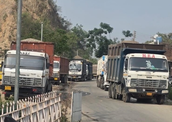 पुलिस द्वारा पकड़े गए वाहन।