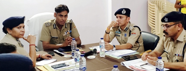 कैंची धाम के वार्षिकोत्सव पर पुलिस के प्रबंधों की जानकारी देते एडीजी वी मुरुगेशन।