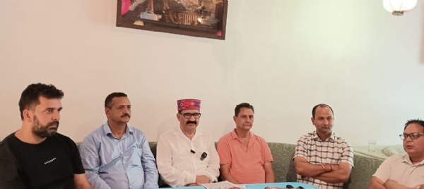 मंडी में पत्रकारों से बात करते हुए गोविंद ठाकुर।