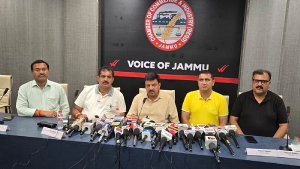 पतरकाराें से बातचीत करते हुए चैंबर के नेता