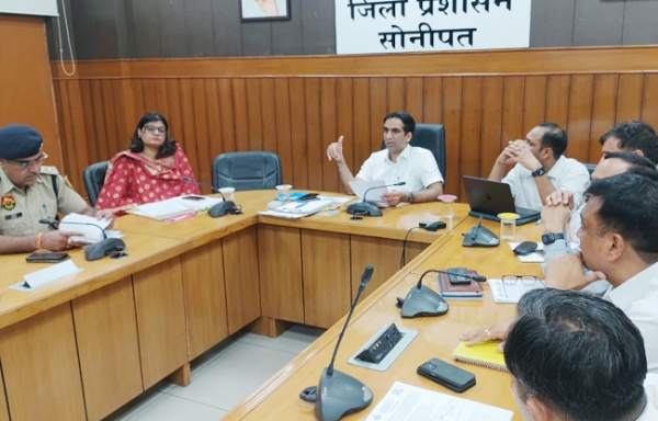 सोनीपत: उपायुक्त डॉ. मनोज कुमार अधिाकरियों की बैठक की अध्यक्षता करते हुए।