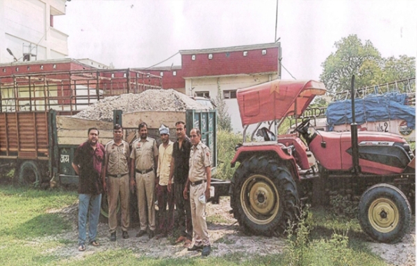 सोनीपत: अवैध रेत से भरी एक ट्रैक्टर-ट्रॉली को पकड़ा गया
