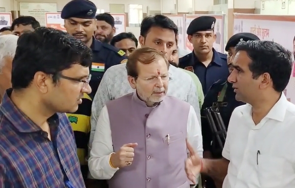 सोनीपत: 11 साल पर लोकसंपर्क विभाग द्वारा लगाई प्रदर्शनी का अवलोकन करते हुए डा. अरविंद शर्मा