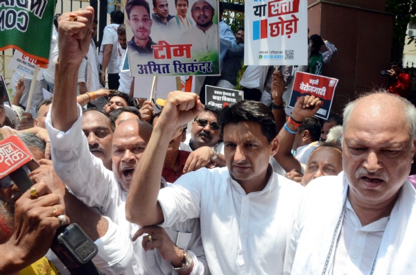 कांग्रेस का नियोजन भवन के सामने  नौकरी दो या सत्ता छोड़ो विरोध प्रदर्शन