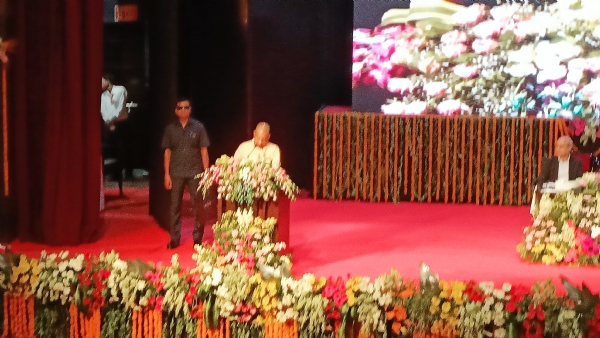 कार्यक्रम को संबोधित करते सीएम योगी