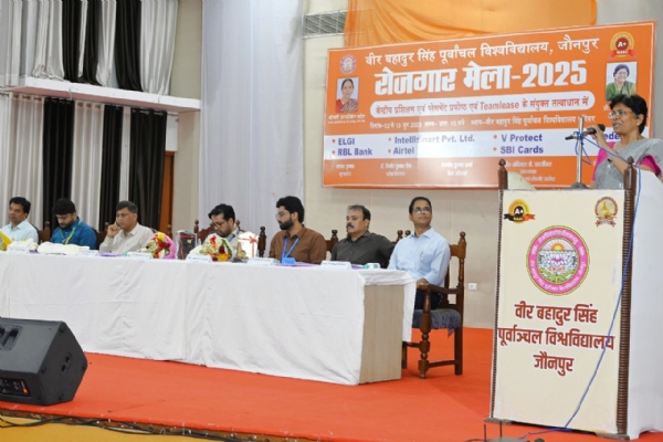 जॉब फेयर मेले को संबोधित करते हुए कुलपति डॉ वंदना सिंह