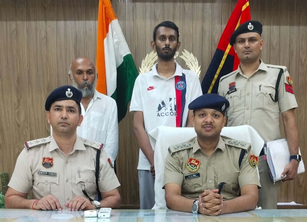 पुलिस गिरफ्त में ठगी के आरोपी।