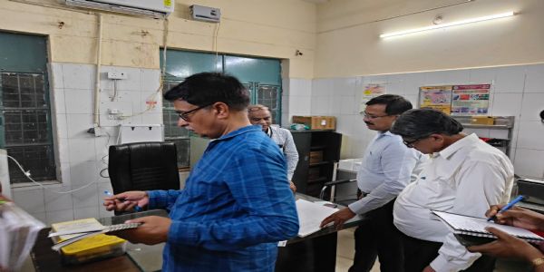देर रात जिलाधिकारी ने जिला अस्पताल और विद्युत विभाग का किया निरीक्षण