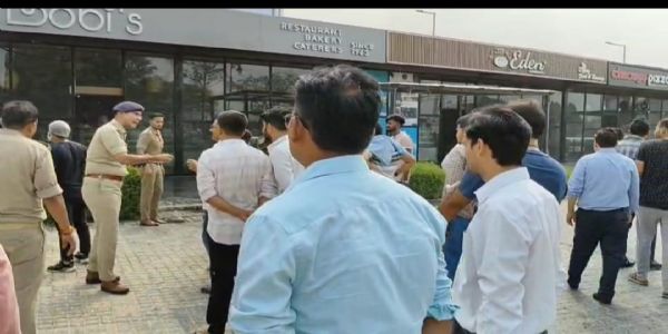 गाेरखपुर के जेएसआर गार्डन में लगी भीषण आग, माैके पर पहुंचे सांसद रविकिशन