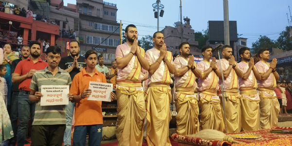 अहमदाबाद भीषण विमान हादसे से काशी मर्माहत,विशेष गंगा आरती कर दी गई श्रद्धांजलि