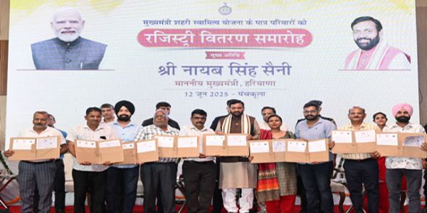 सीएम ने हरियाणा के 250 लाभार्थियों को सौंपी दुकानों की रजिस्ट्रियां