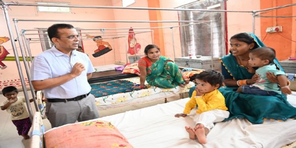 जांजगीर : कलेक्टर ने किया सामुदायिक स्वास्थ्य केंद्र का औचक निरीक्षण