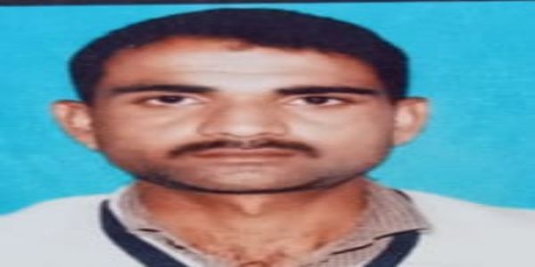 केबिल शिफ्ट करते समय खंभा टूटा, लाइनमैन की छज्जे से दबकर मौत