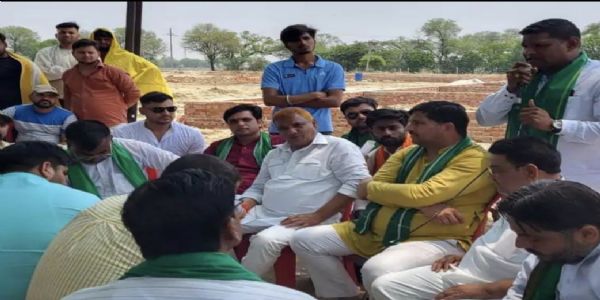 किसानों ने किया निर्माणकारी संस्था कैंप का घेराव