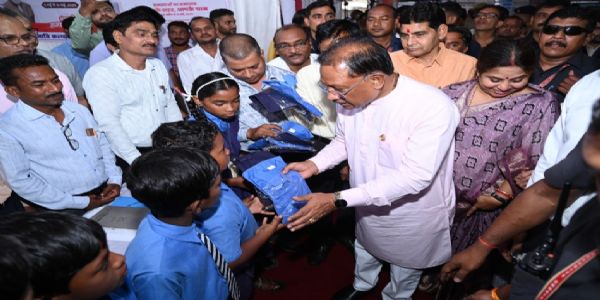 स्कूल खुलने से पहले संकुलों में गणवेश और पाठ्य पुस्तक भिजवाया