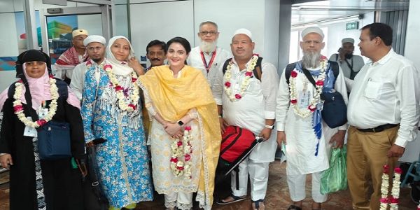दिल्ली एयरपोर्ट पर हाजियों की वतन वापसी शुरू, चेयरपर्सन कौसर जहां ने फूलों से किया स्वागत