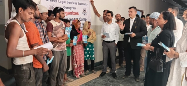 गुरुग्राम में विश्व बाल श्रम निषेध दिवस पर बच्चों का रेस्क्यू किए जाने के बाद परिजनों को जागरुक करते बाल कल्याण समिति के सदस्य।