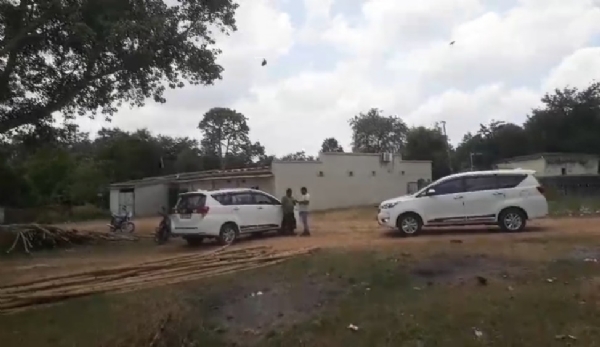 छापामारी करती टीम