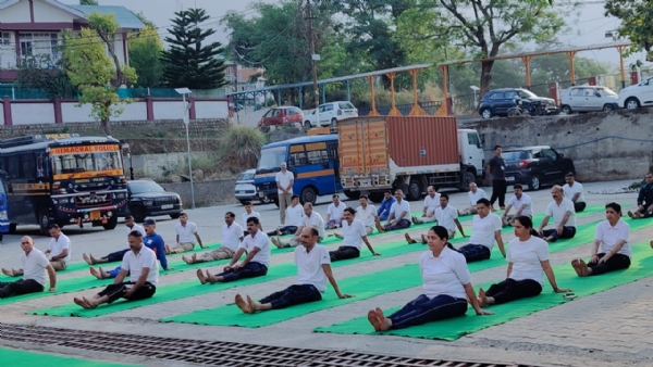 योग क्रियाएं सीखते हुए पुलिस कर्मी।