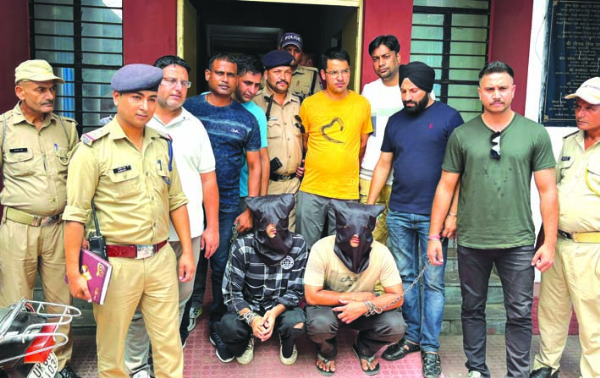 पुलिस गिरफ्त में आरोपित
