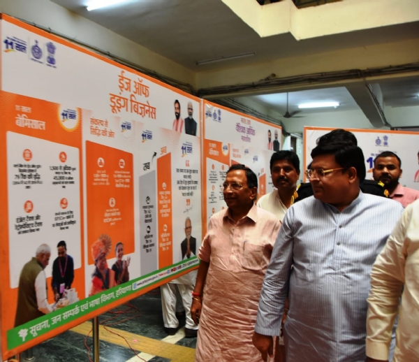 पानीपत में सरकार के 11 वर्ष पूर्ण होने पर लगाई गई प्रदर्शनी का अवलोकन करते मंत्री विपुल गोयल