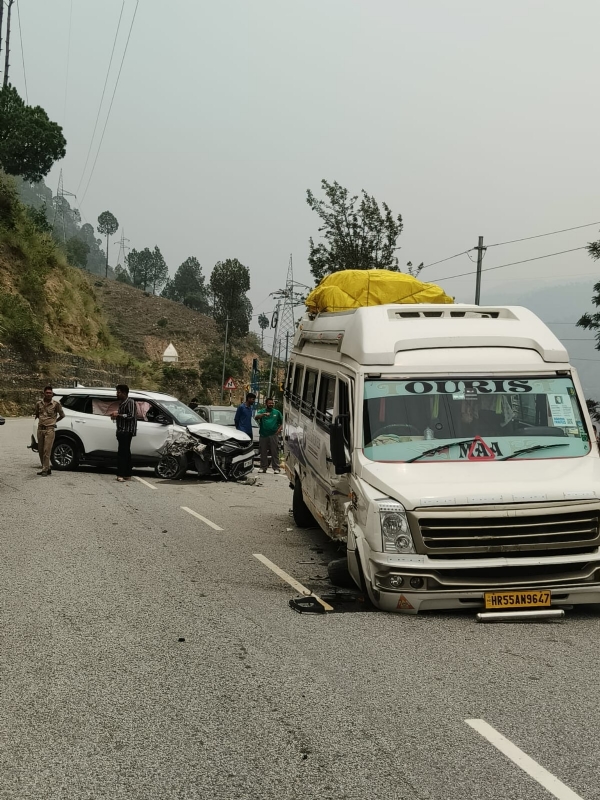 फोटो कैप्शन-13 एनटीएच 23-इस तरह से ऋषिकेश-गंगोत्री हाईवे पर हुई कार व टैंपा ट्रैवलर की भिड़त