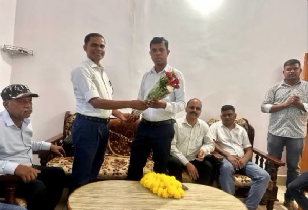 जीते प्रत्याशी को शुभकामना देते डिप्टी रेंजर, विजय सिंह।