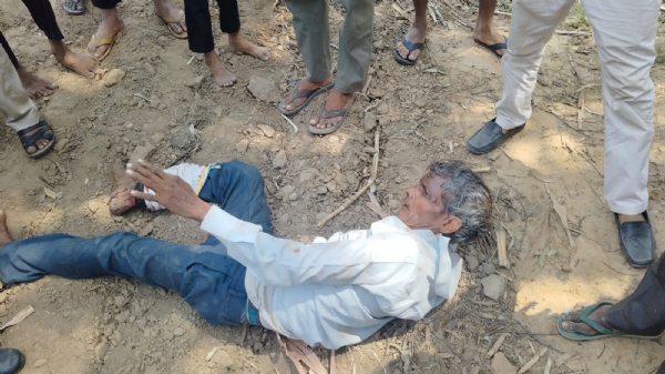 सड़क हादसे के बाद घायल अवस्था में पड़े बुजुर्ग