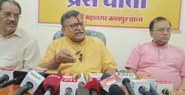 पत्रकारों से वार्ता करते मिलिंद परांदे