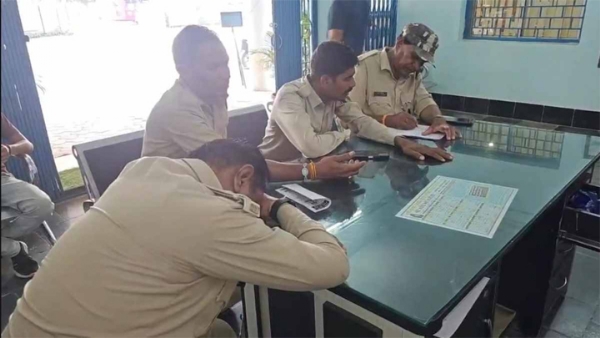 पुलिस ने  वन कर्मियों को ग्रामीणों के चंगुल से छुड़वाया