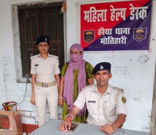 पुलिस गिरफ्त में महिला स्मैक कारोबारी