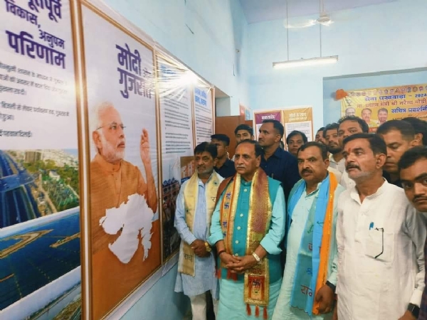 कानपुर दौरे के दौरान विजय रुपाणी और भाजपा के क्षेत्रीय अध्यक्ष प्रकाश पाल की फोटो