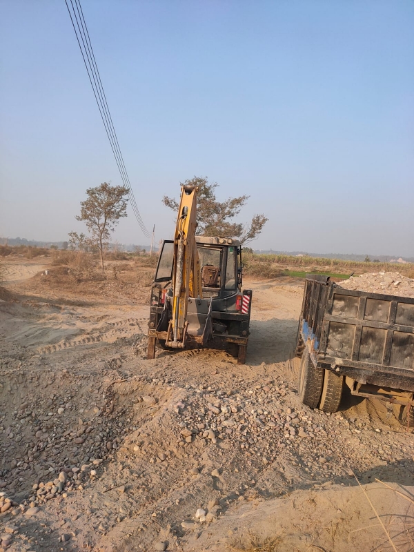 अवैध खनन करते जब्त की गई जेसीबी और अन्य वाहन।