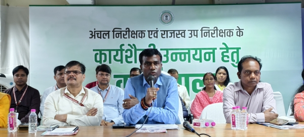 बैठक में बोलते रांची उपायुक्‍त मंजूनाथ भजंत्री व अन्‍य