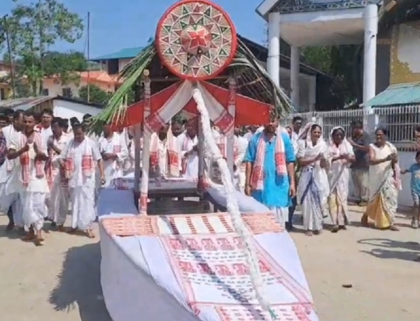 असमः ऐतिहासिक ढेकियाखोवा बरनामघर में आयोजित महापुरुष माधवदेव की जयंती पर निकली शोभायात्रा एवं भागवत भ्रमण का दृश्य