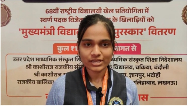 मां के साथ सम्मनित छात्रा सीएम योगी के बारे में बोलते हुए।