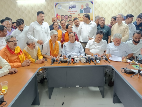 पत्रकारों से बातचीत करते हुए भाजपा प्रदेशाध्यक्ष मोहनलाल बडौली।