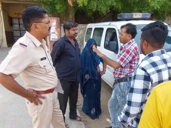 जांच करती पुलिस।