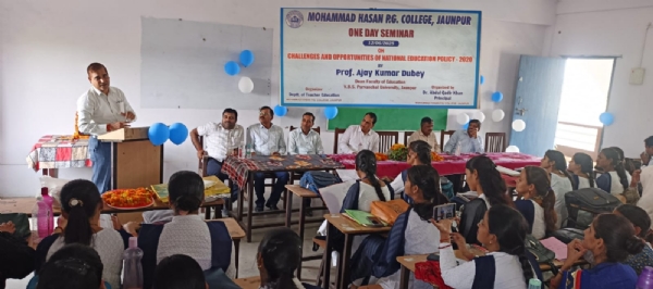 संगोष्ठी को संबोधित करते हुए मुख्य अतिथि प्रो अजय दुबे