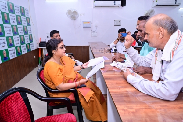 जदयू कार्यालय आयोजित कार्यकर्ता दरबार में में सुनवाई करते परिवहन मंत्री शील मंडल और मंत्री रतनेश सदा