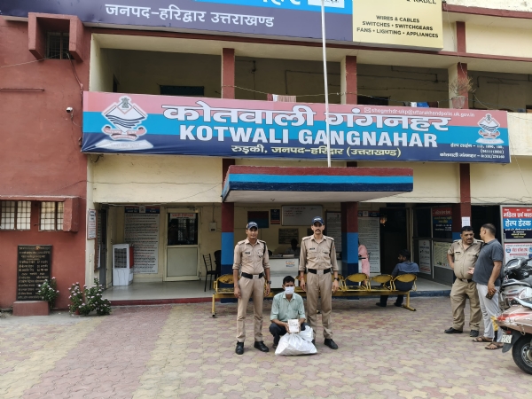 गंगनहर कोतवाली के सामने गिरफ्तार आरोपी स्वराज, पुलिस ने 64 पव्वे अवैध देसी शराब के साथ पकड़ा।