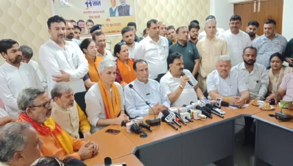 पत्रकारों से बातचीत करते हुए डिप्टी स्पीकर डा. कृष्ण मिड्ढा।