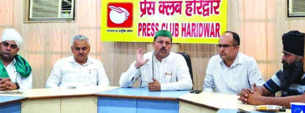 प्रेस क्लब मे ंपत्रकारों से वार्ता करते हुए